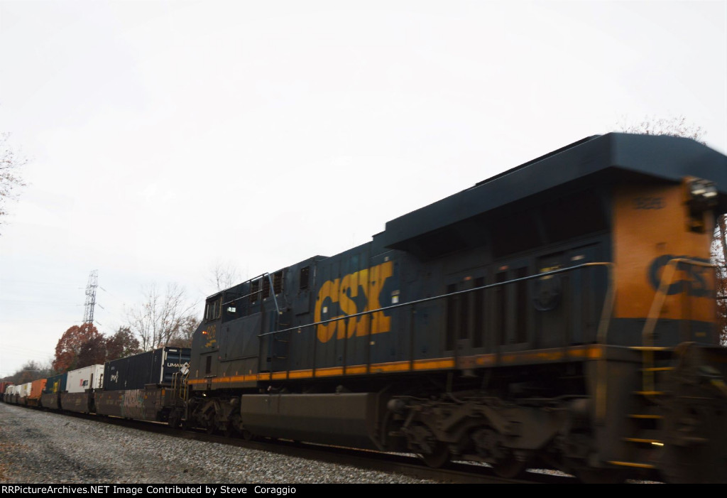 Long Hood to cab Shot of CSX 926